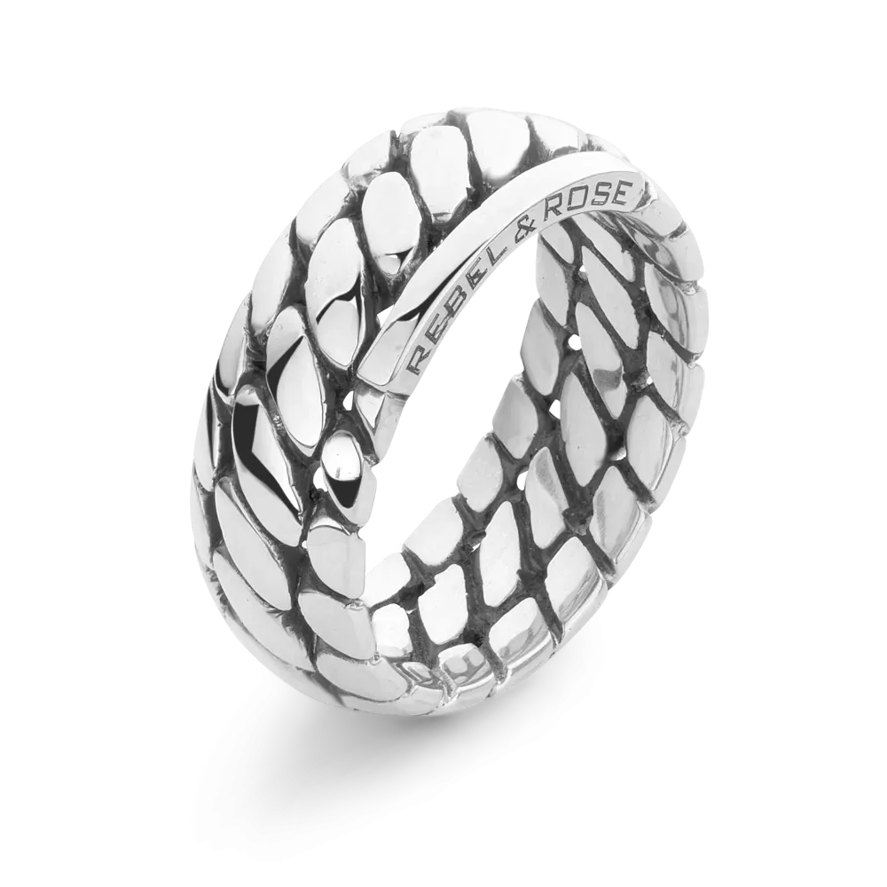 Herrenring aus Silber mit geflochtenem Design und glänzender Oberfläche