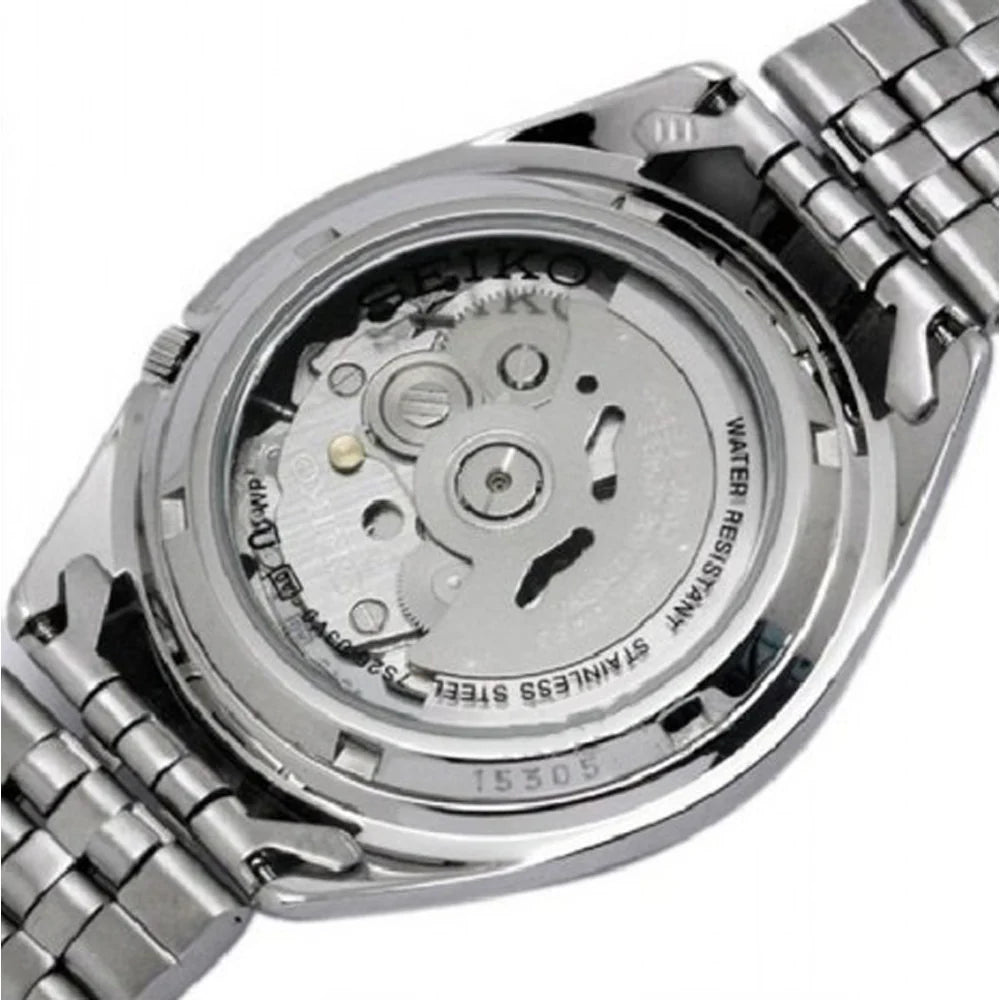 De achterkant van de Seiko heren horloge SNKL43K1 van Juwelier van der Kooij is voorzien van een transparante kast die het automatische uurwerk, de zichtbare onderdelen, de roestvrijstalen band en de WATERRESISTANTE markering laat zien.