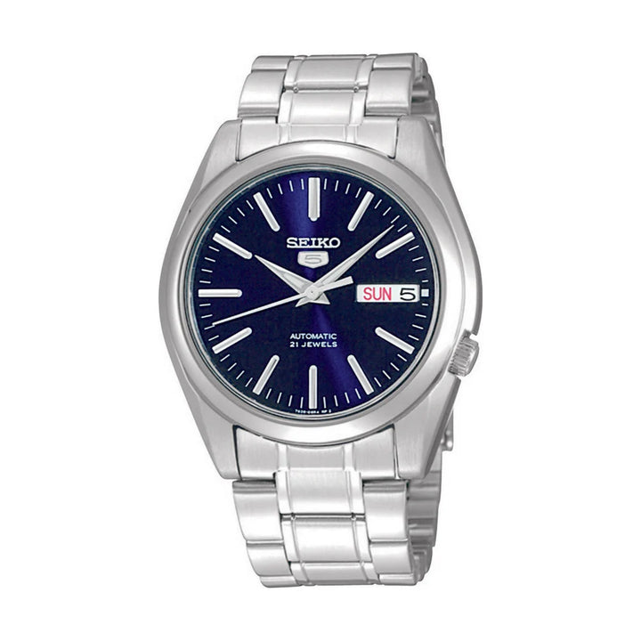 Het Seiko heren horloge SNKL43K1 van Juwelier van der Kooij heeft een automatisch uurwerk, metallic zilveren band, diepblauwe wijzerplaat, witte indexen en cijfers, en een datum- en dagweergave op 3 uur.