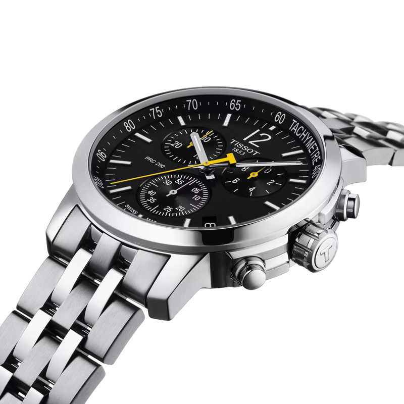 Een close-up van de Tissot PRC 200 Chronograph, een roestvrijstalen horloge met zwarte wijzerplaat, drie subdials, tachymeter schaal, zilverkleurige wijzers en markers, Zwitsers kwartsuurwerk en 20ATM waterdichtheid.