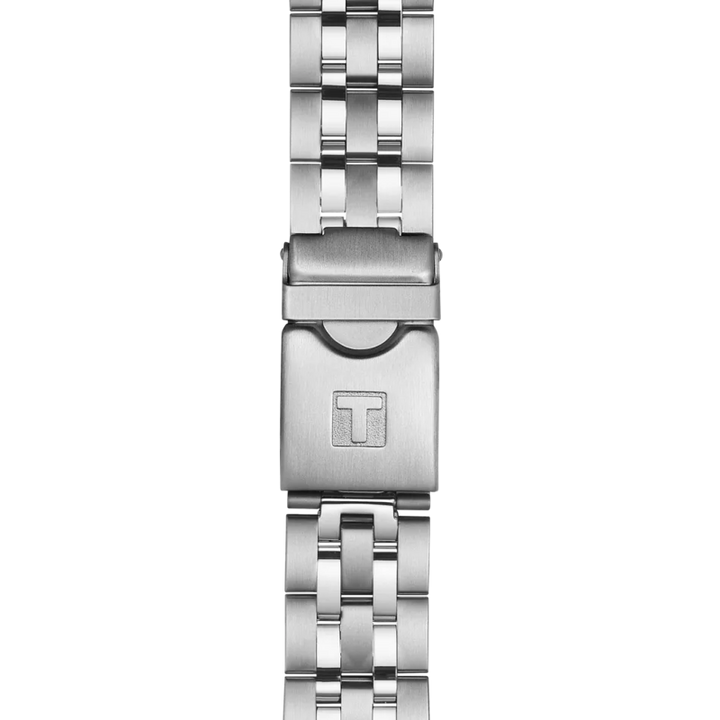 Close-up van de roestvrijstalen armband met vouwsluiting van de Tissot PRC 200 Chronograph. Het gegraveerde T-logo voegt stijl toe tegen een effen witte achtergrond.