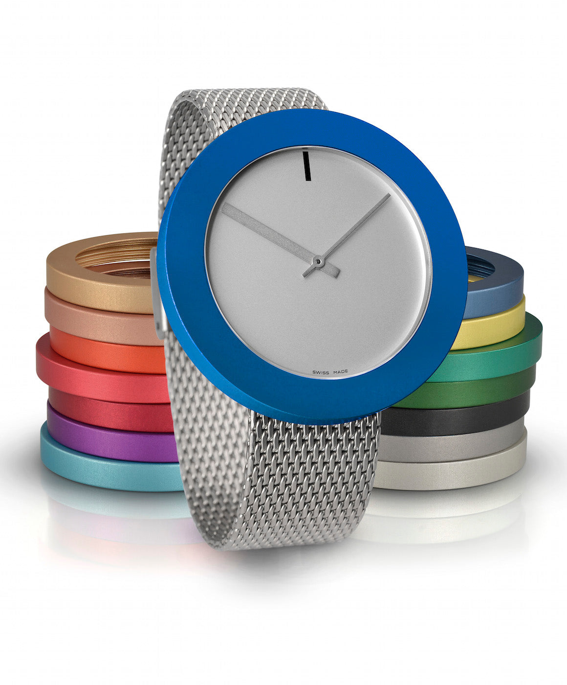 Silberne Uhr mit blauem Gehäuse und silbernem Zifferblatt, Mesh-Armband in Silber
