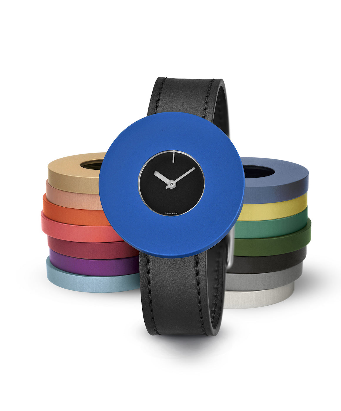Uhr mit schwarzem Zifferblatt, blauem Gehäuse und schwarzem Lederarmband, umgeben von bunten Armbändern