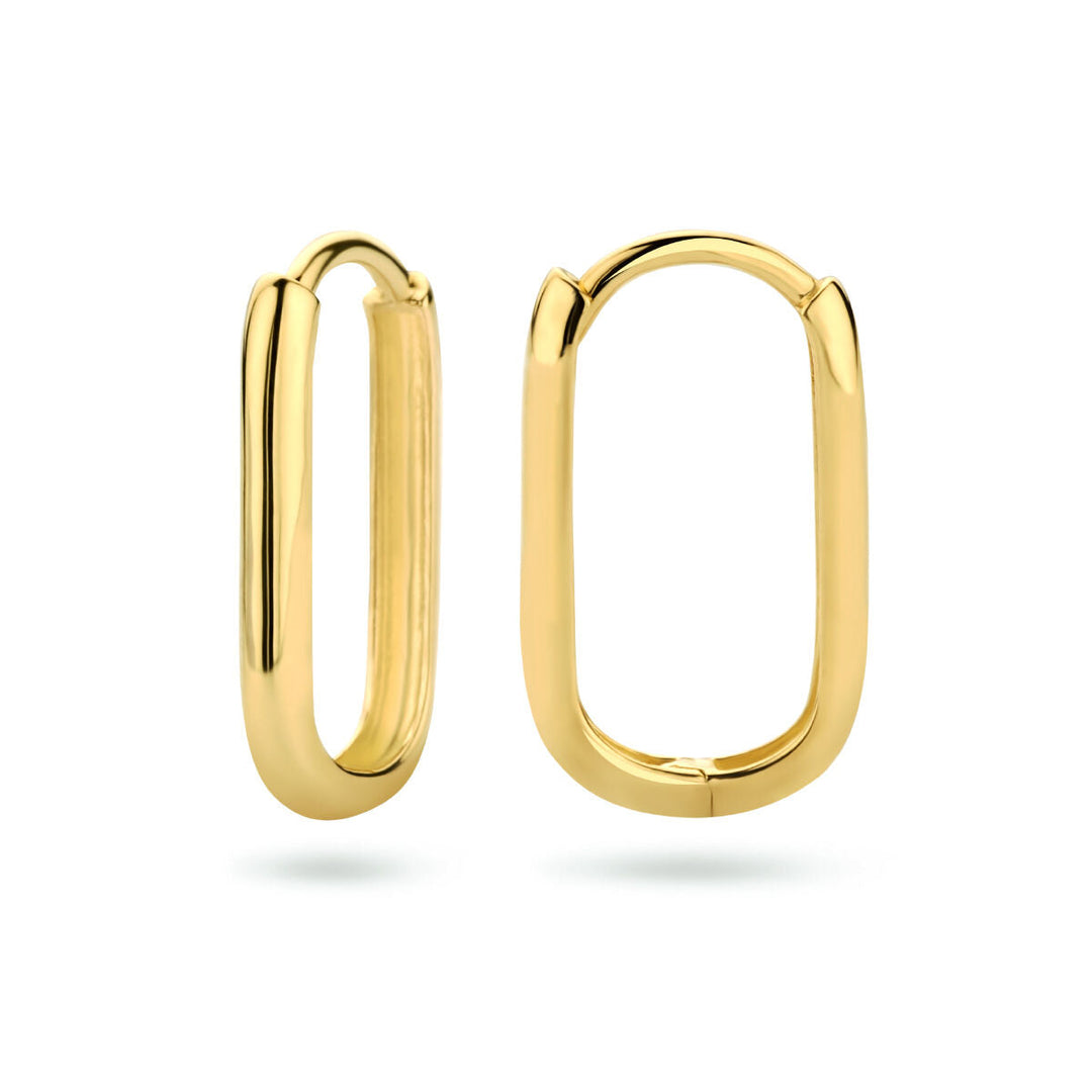 De Van der Kooij Collectie klapoorringen paperclip 14K geelgoud zijn elegante dames oorbellen met een gepolijste ovale vorm, afgebeeld tegen een witte achtergrond. De ene oorbel is van de zijkant, de andere van de voorkant.