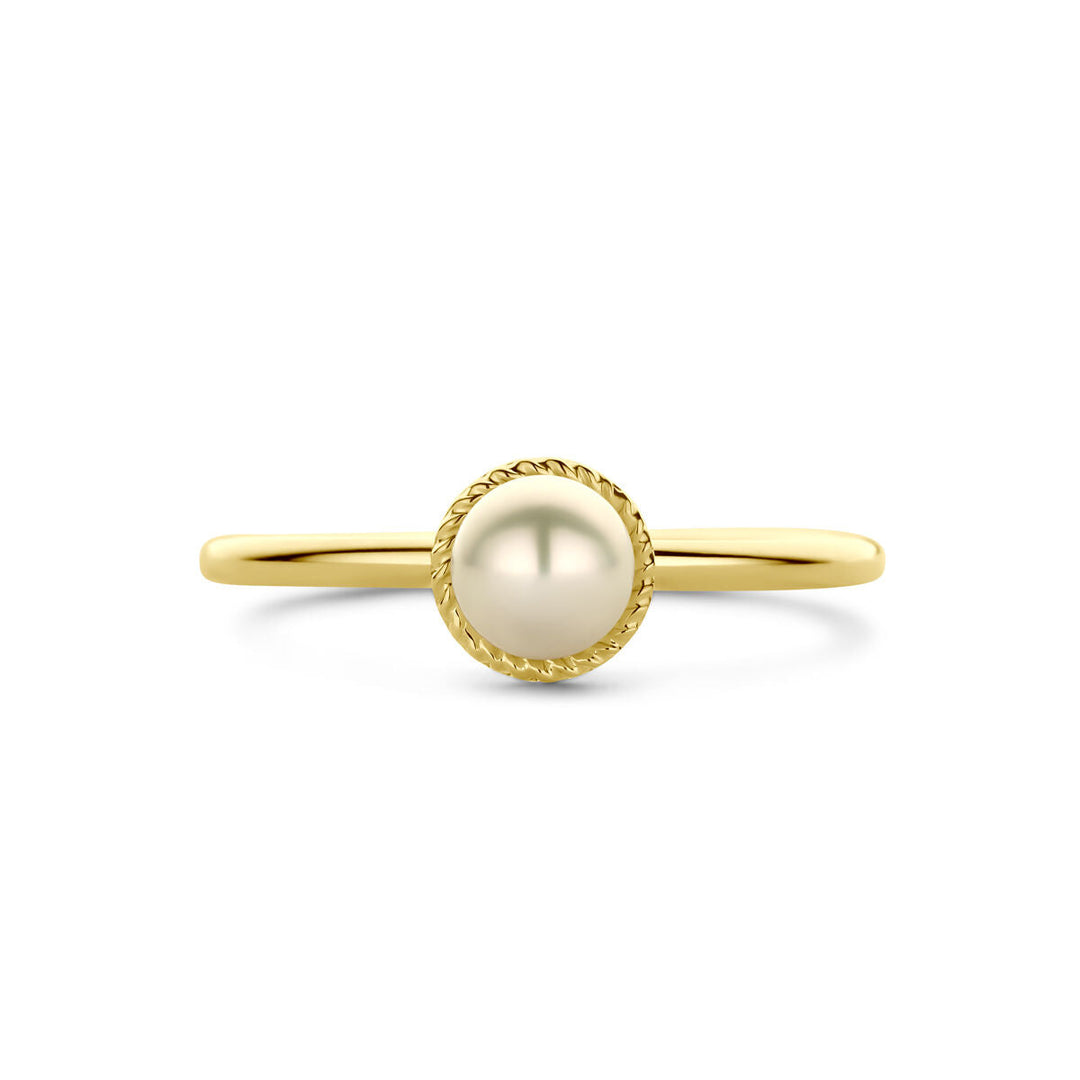 De ring parel 14K geelgoud uit de Van der Kooij Collectie heeft een centrale zoetwaterparel met een sierlijke, gedraaide rand en wordt getoond op een witte achtergrond.