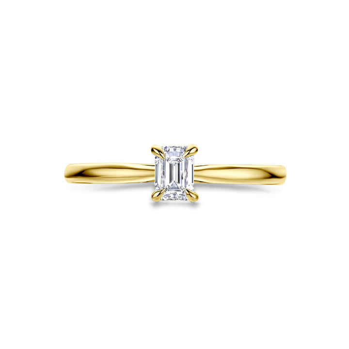 De Van der Kooij Collectie ring lab grown diamant 0.50ct H SI 14K geelgoud is een damesring met een rechthoekige smaragd geslepen lab grown diamant solitaire in een vier tand zetting, afgebeeld op een witte achtergrond.