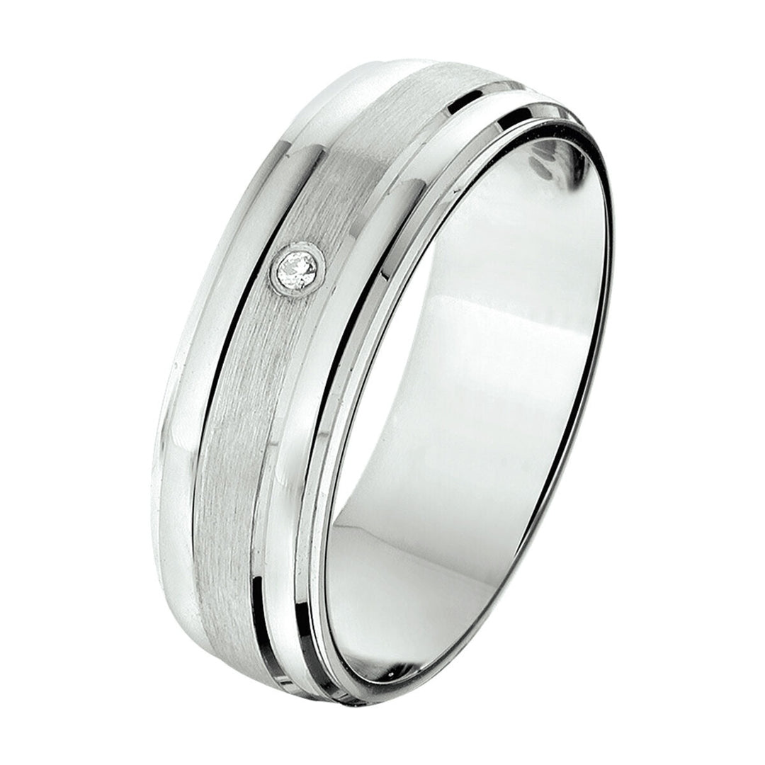 De Van der Kooij Collectie ring a311 (6 mm, 0,01ct h si) is een gehodineerde zilveren relatiering met geborstelde middenbaan, gepolijste randen en een diamant – perfect voor een tijdloze uitstraling.