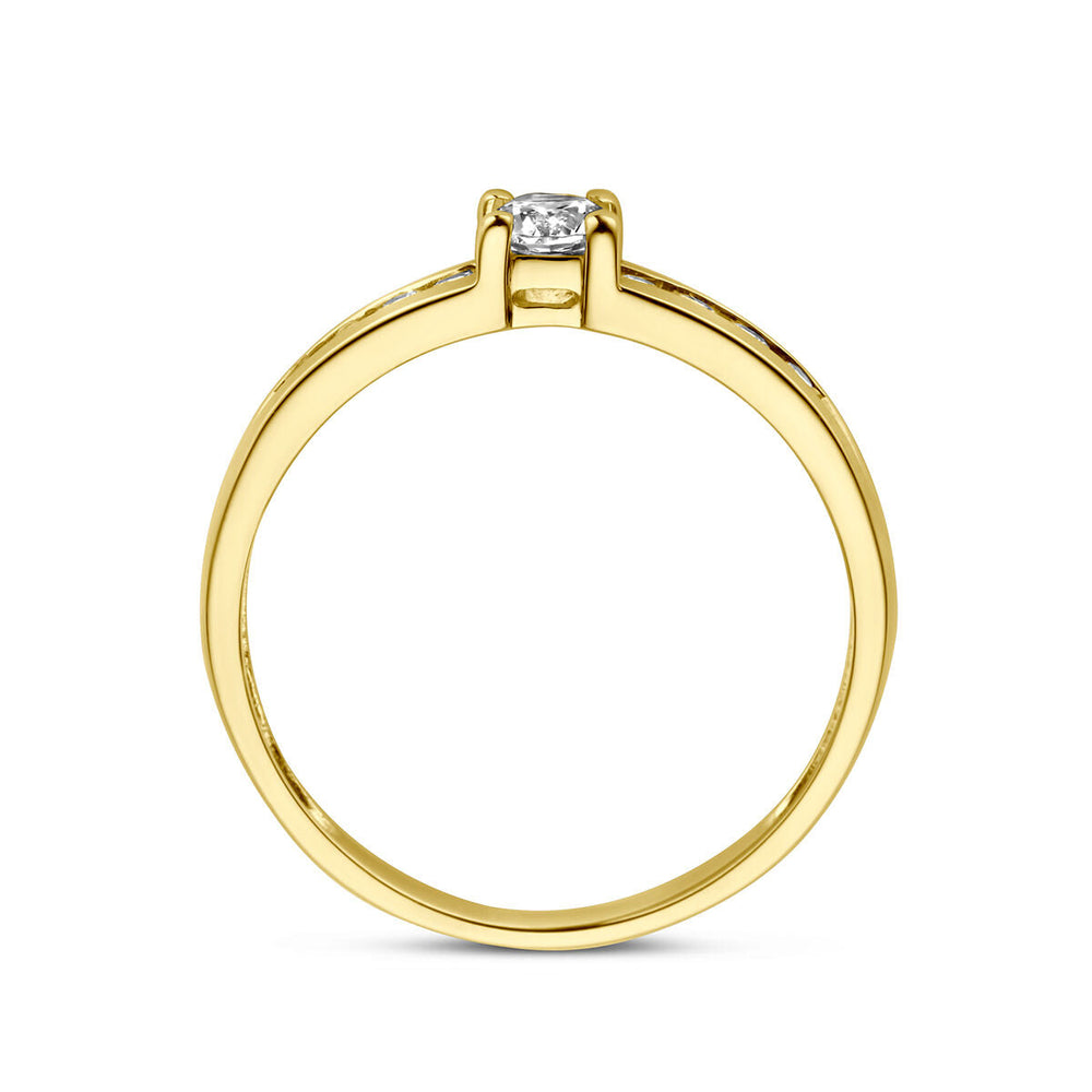 De Van der Kooij Collectie ring zirkonia 14K geelgoud heeft een enkele ronde zirkonia in een minimalistische prong zetting, weergegeven van de zijkant tegen een witte achtergrond.