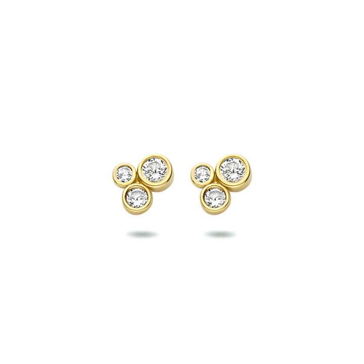 Een paar oorknoppen zirkonia 14K geelgoud uit de Van der Kooij Collectie, elk bezet met drie ronde witte zirkonia in een cluster, schitterend gepresenteerd op een witte achtergrond.