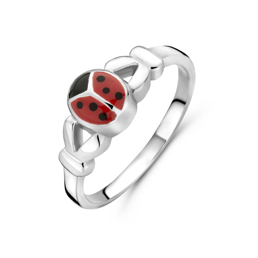 De ring lieveheersbeestje zilver wit van Van der Kooij Collectie is een charmante zilveren ring met een lieveheersbeestje design, geaccentueerd door twee hartjes-een prachtige toevoeging aan elke sieradencollectie.