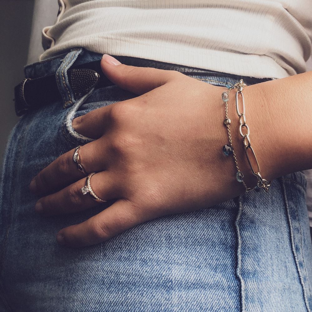 Geelgouden Schakelarmband met Wisselende Schakels en Luxe Karabijnsluiting – 14 Karaat Goud, Elegante Armband voor Dames