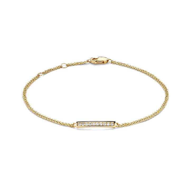 De Excellent Jewelry Geelgouden Armband met Diamanten 14 Karaat (0,12 crt - 18 cm) is een elegante & tijdloze sieraad met rechthoekige bar en fonkelende diamanten-perfect voor elke gelegenheid.