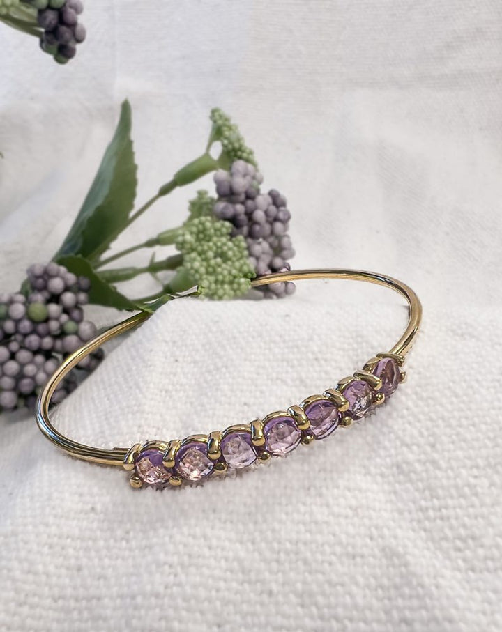 Gouden Bangle met 7 Gefacetteerde Amethisten – 14 Karaat, 60 x 50 mm