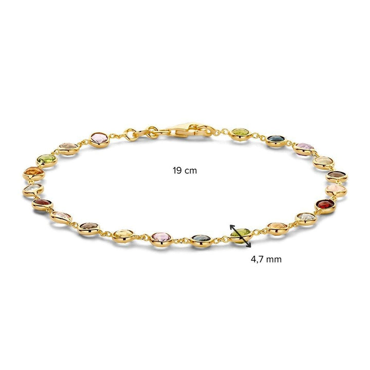 De Excellent Jewelry Armband geelgoud edelsteen is 19 cm lang en heeft multicolor edelstenen van 4,7 mm breed, gelijkmatig verdeeld voor een elegante, kleurrijke uitstraling.