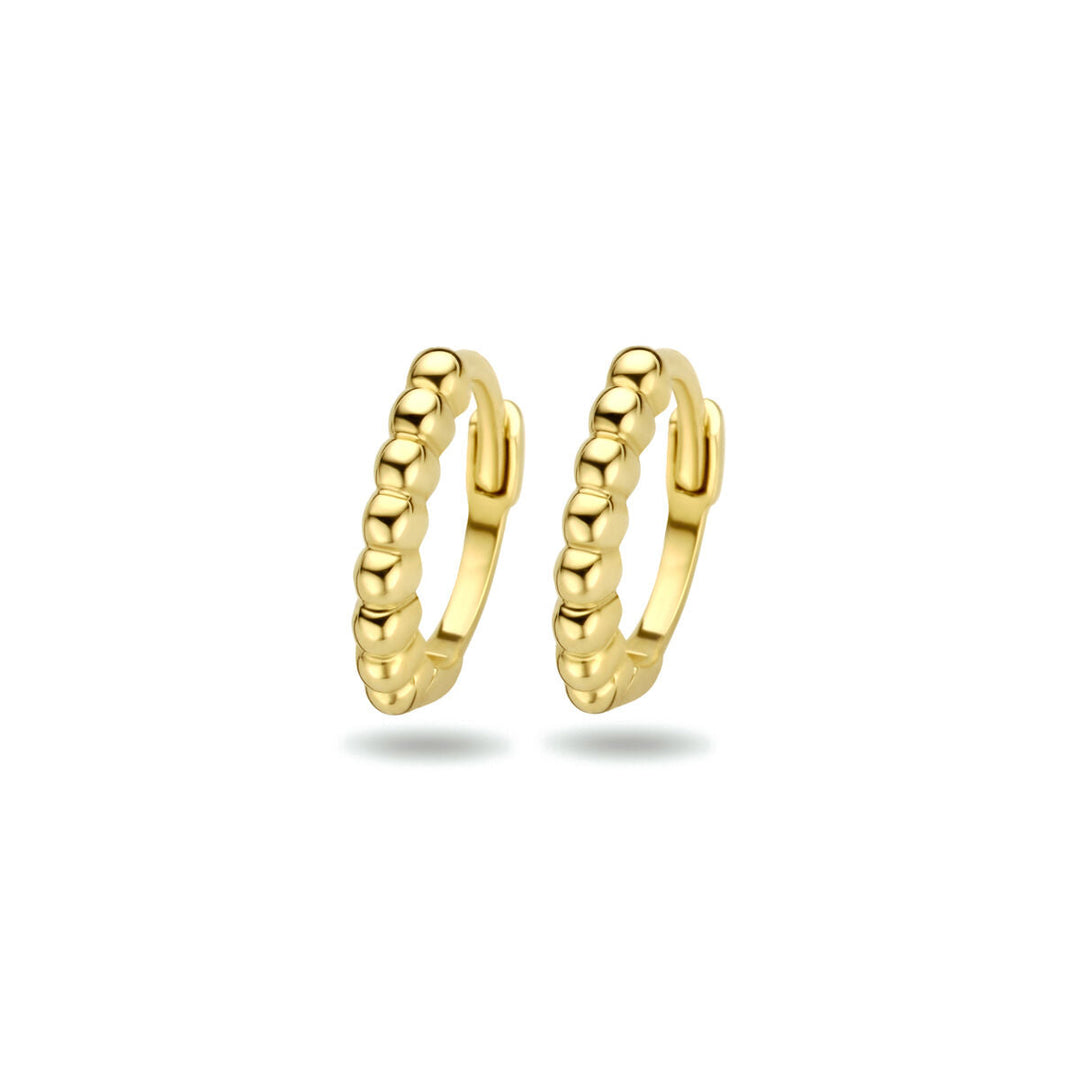 Een paar gouden klapoorringen bolletjes 10 mm 9 Karaat van Van der Kooij Collectie met een kralenstructuur, afgebeeld op een witte achtergrond, die subtiele elegantie geven aan elke look.