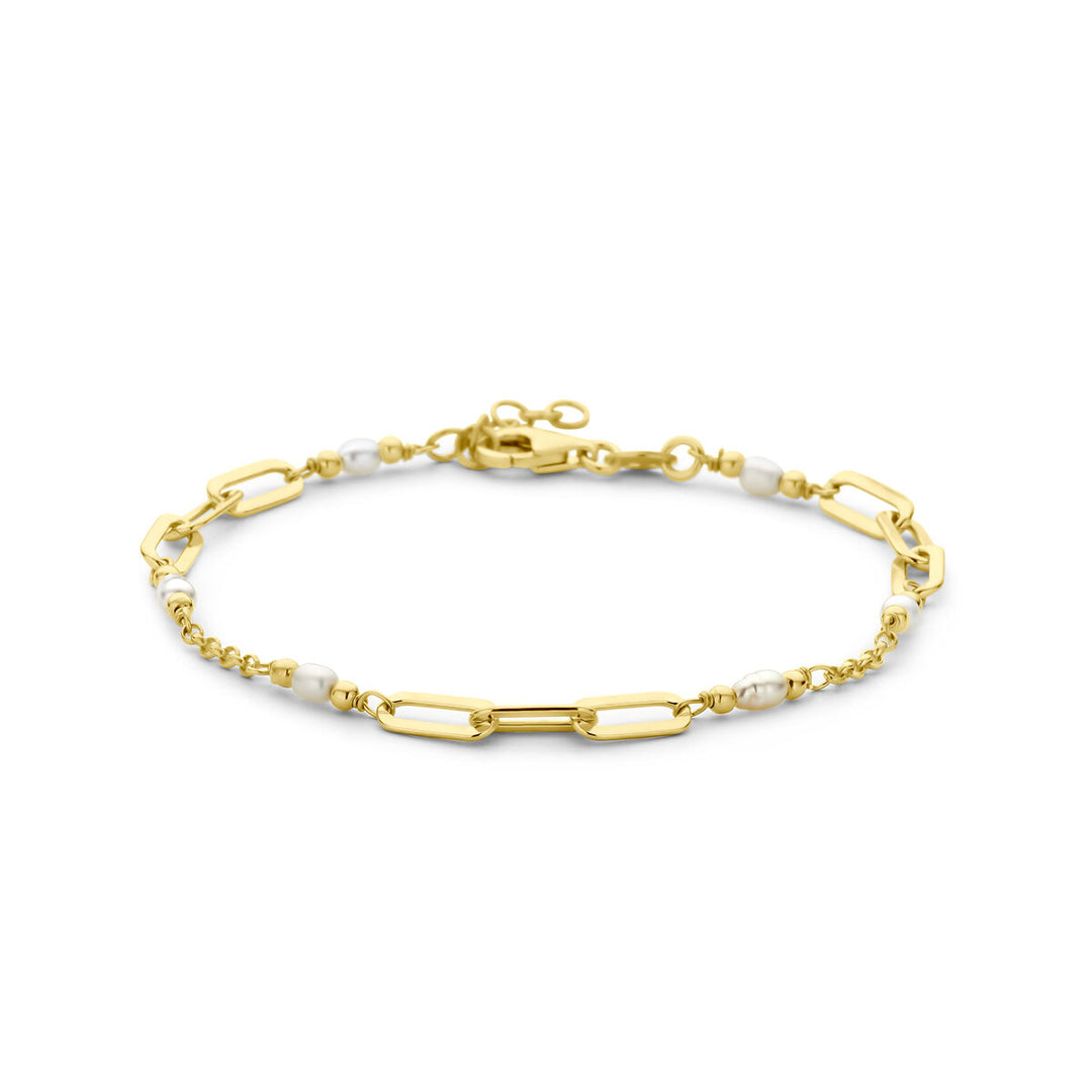 De armband parels 17 + 2 cm van Van der Kooij Collectie is een geel zilver vergulde armband (3 micron) met langwerpige schakels en kleine zoetwaterparels, afgewerkt met een karabijnsluiting.