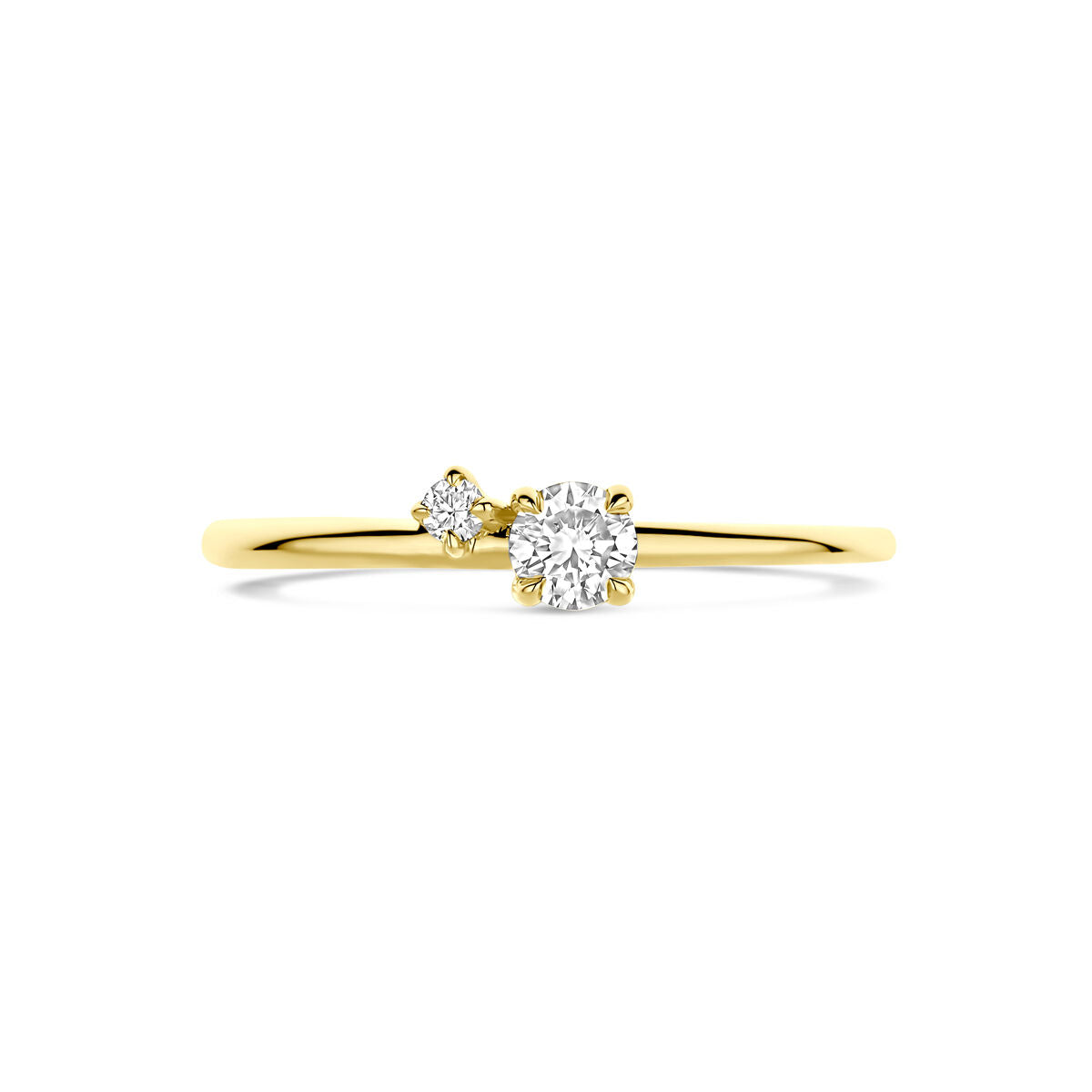 De Van der Kooij Collectie ring met lab-grown diamant 0,20ct H SI in 14K geelgoud heeft een centrale ronde lab-grown diamant en een kleinere zijdiamant, beide in een zetting met pootjes, op een witte achtergrond.