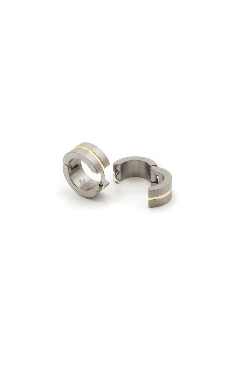 Een paar Boccia Titanium Oorringen Bicolor 0503-03, met een dunne gouden streep op zilverkleurige oorringen, wordt getoond op een witte achtergrond. Eén oorbel is gesloten; de andere is open, waardoor het sluitingsmechanisme zichtbaar is. Merk: Boccia.
