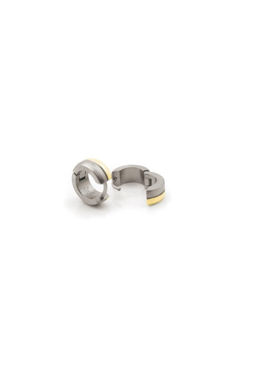 Twee Boccia Titanium Oorringen Bicolor 0505-02 oorbellen van Boccia, met een zilveren afwerking en tweekleurige gouden strepen, worden afgebeeld op een witte achtergrond - één rechtopstaand en één plat om beide kanten te laten zien.