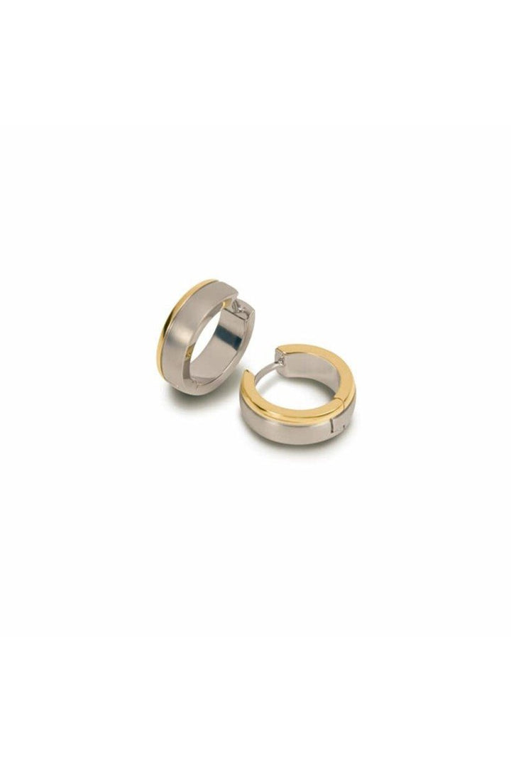 Twee zilveren creolen met gouden accenten op een witte achtergrond, één rechtop en één plat met de sluiting. De Boccia Titanium Oorringen Bicolor 0539-12 zijn een voorbeeld van bicolor vakmanschap, waarbij titanium elegantie wordt gecombineerd met gouden allure.