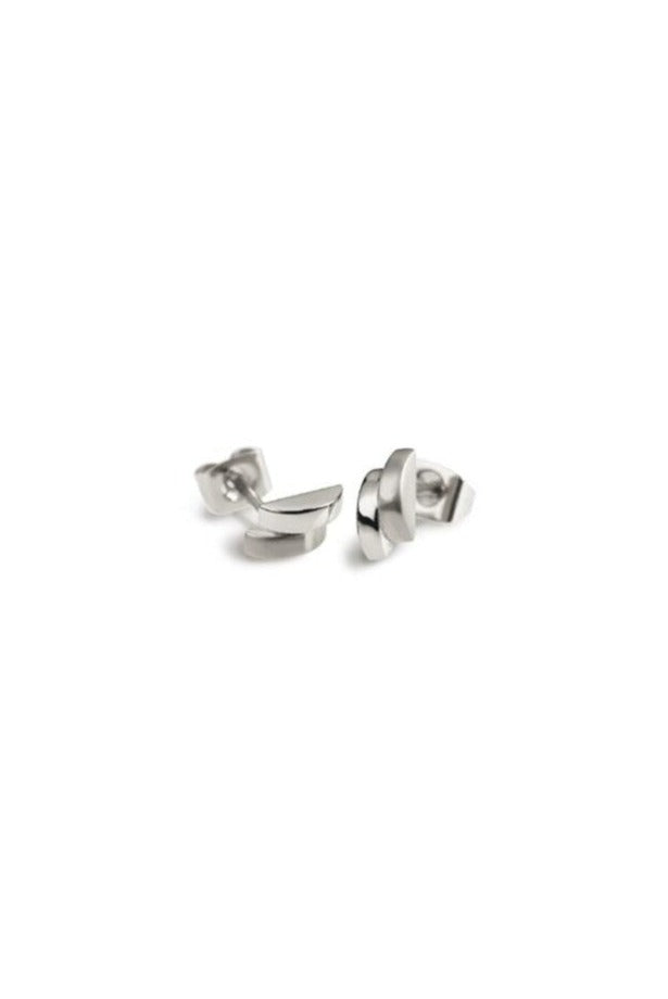 Ohrstecker aus Titan in silberner Farbe mit modernem, geschwungenem Design