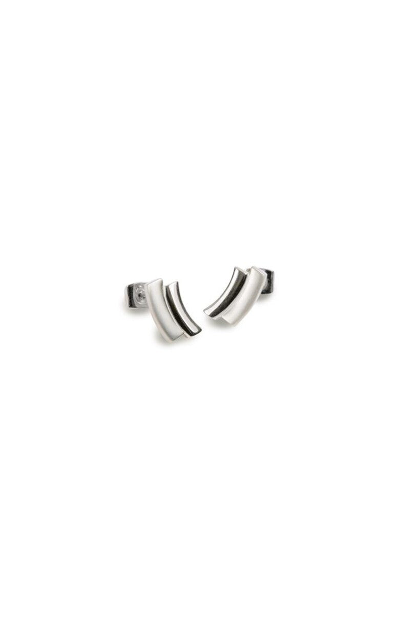 Een paar Boccia Titanium Oorstekers 0561-01, strakke tweekleurige en matte zilveren oorstekers met een minimalistisch gebogen design van Boccia, afgebeeld op een effen witte achtergrond.