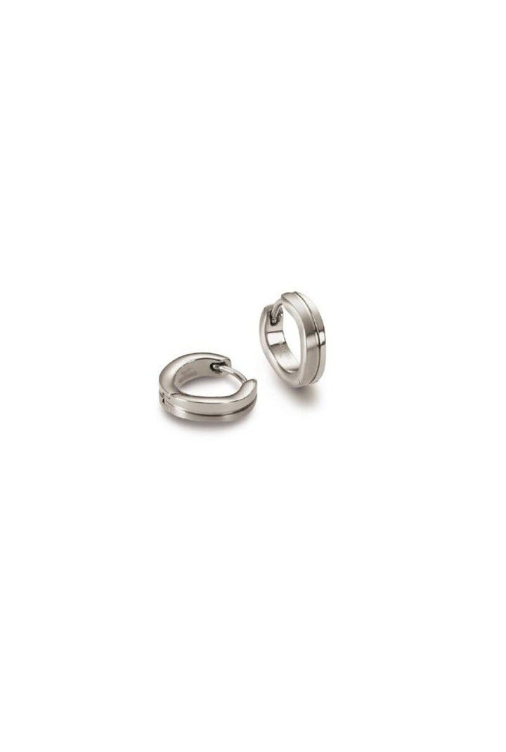 Twee kleine Boccia Titanium Oorringen 0563-01 van Boccia worden op een witte achtergrond getoond - één rechtopstaand en één plat - wat hun strakke, minimalistische ontwerp benadrukt.