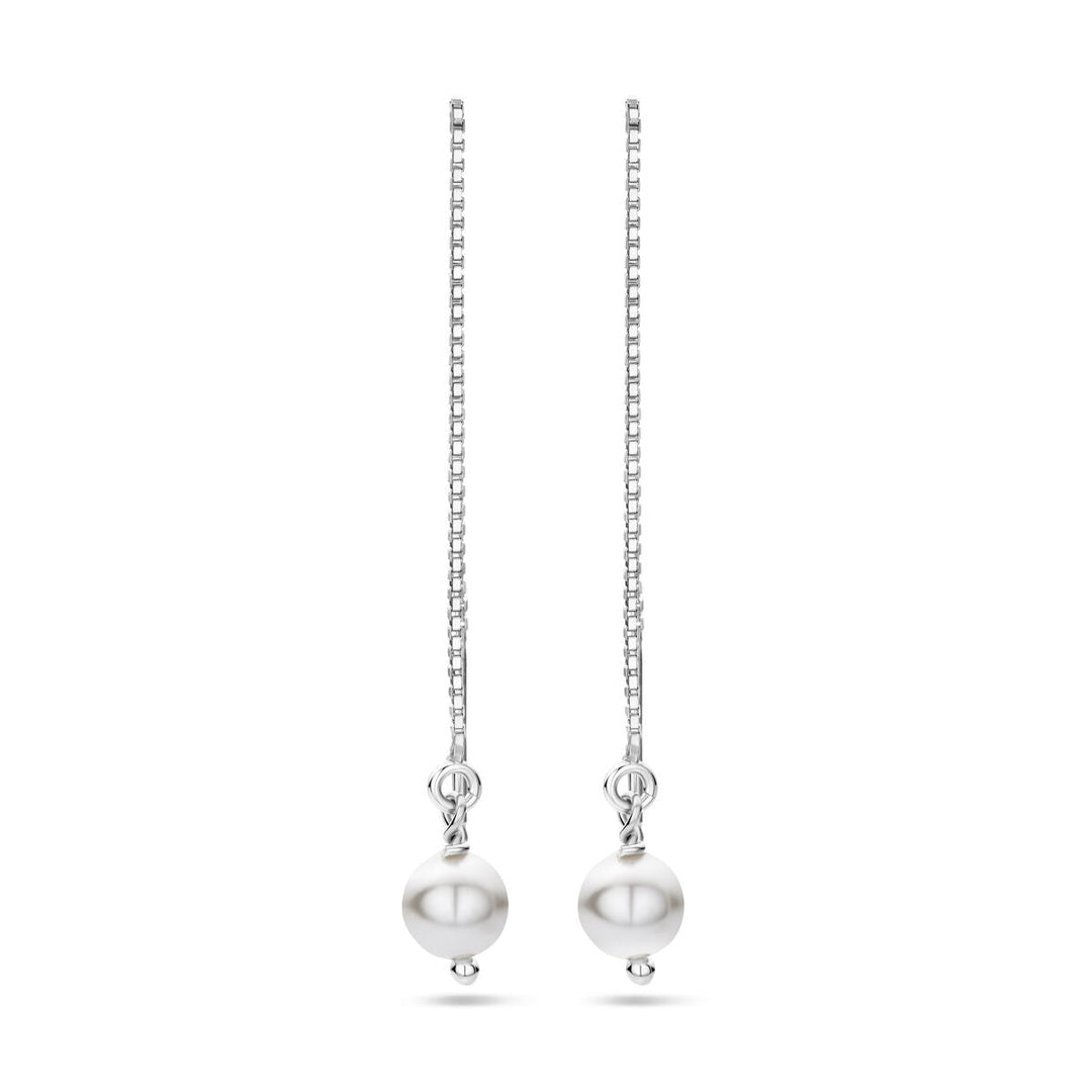 Een paar Van der Kooij Collectie doortrekoorbellen swarovski parel zilver gerhodineerd, met delicate zilveren kettingen elk versierd met een enkele ronde Swarovski parel, wordt getoond tegen een effen witte achtergrond.