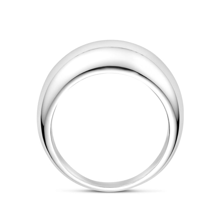 Een gepolijste, dikke gewelfde Van der Kooij Collectie ring zilver gerhodineerd is aan de voorkant afgebeeld tegen een effen witte achtergrond.