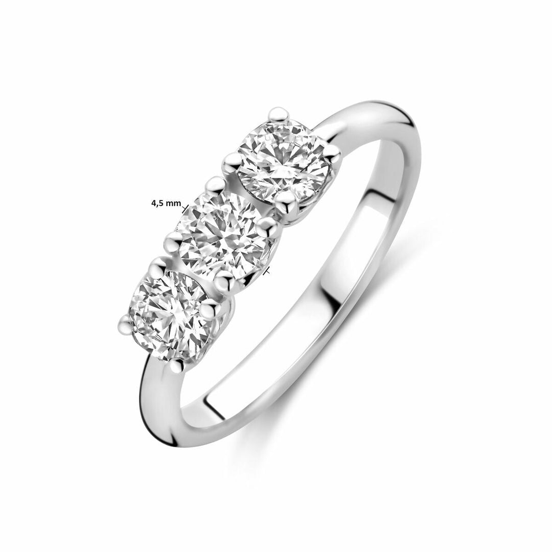 De Van der Kooij Collectie ring trilogie lab grown diamant 0.90ct g vs in 14K witgoud heeft drie ronde diamanten in een rij, elk met vier pootjes, waarvan de middelste een diameter van 4.5 mm heeft. Afgebeeld op witte achtergrond.