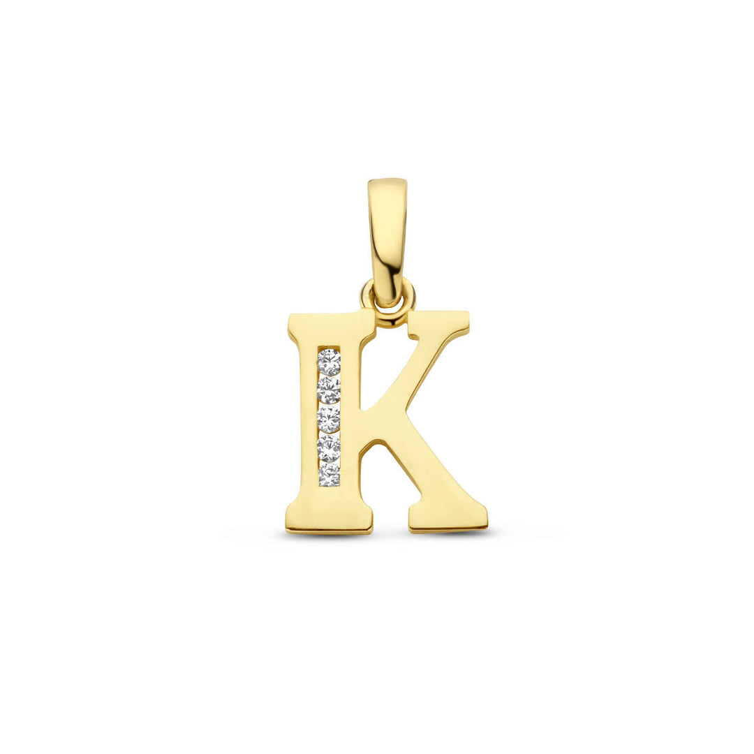 De Van der Kooij Collectie hanger letter zirkonia 14K geelgoud, in de vorm van een "K" en bezet met een rij fonkelende zirkonia aan de linkerkant, wordt getoond tegen een effen witte achtergrond.