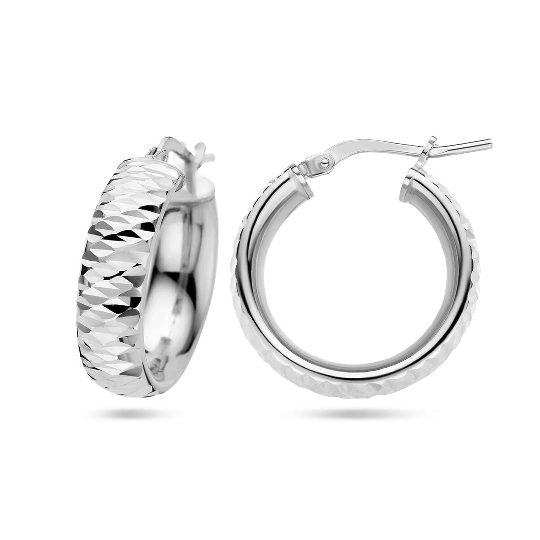 Een paar oorringen gediamanteerd zilver gerhodineerd door Van der Kooij Collectie, met een diamantgeslepen textuur, vervaardigd uit gerhodineerd zilver, getoond vanuit zij- en voorhoeken op wit - ideaal voor dames sieraden collecties.