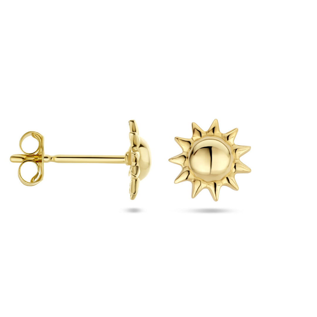 Een paar Van der Kooij Collectie oorknoppen zon 14K geelgoud, in de vorm van gestileerde zonnen met puntige stralen, is afgebeeld van voren en opzij tegen een witte achtergrond.