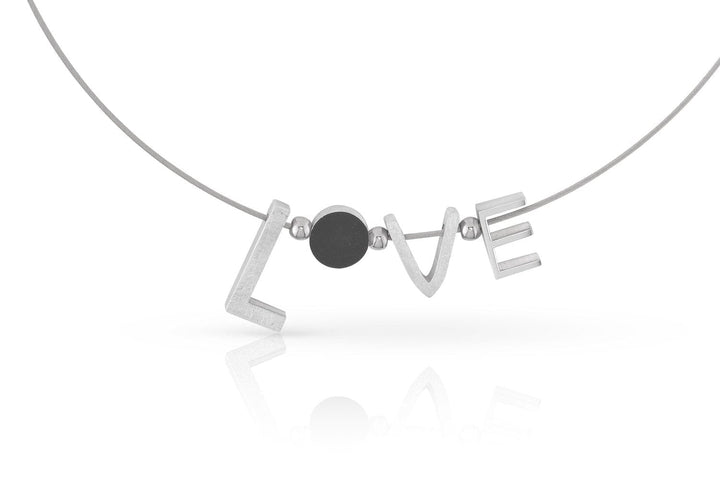 Het Collier LOVE zilver C258 van CLIC Creations is een minimalistisch sieraad, gemaakt in Nederland, met LOVE in metalen letters en een ronde, zwarte kraal als de O, geregen op een dun draadje met een strakke, elegante magneetsluiting.