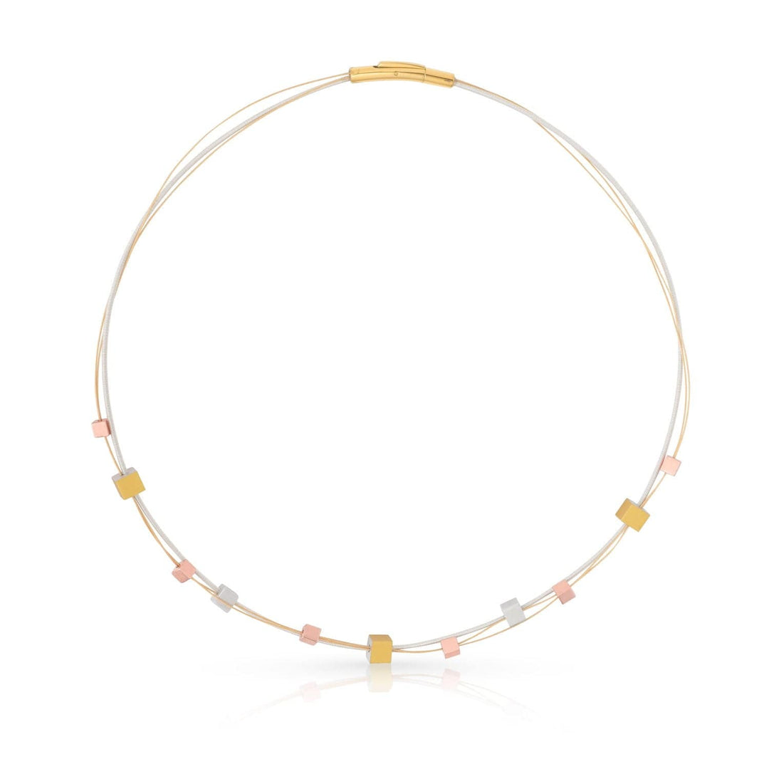 De Collier speelse kubusjes tricolor C257T van CLIC Creations bestaat uit delicate, handgemaakte, in elkaar verweven strengen met kleine gouden, roségouden en zilveren hypoallergene vierkante kraaltjes voor een minimalistisch en elegant ontwerp.