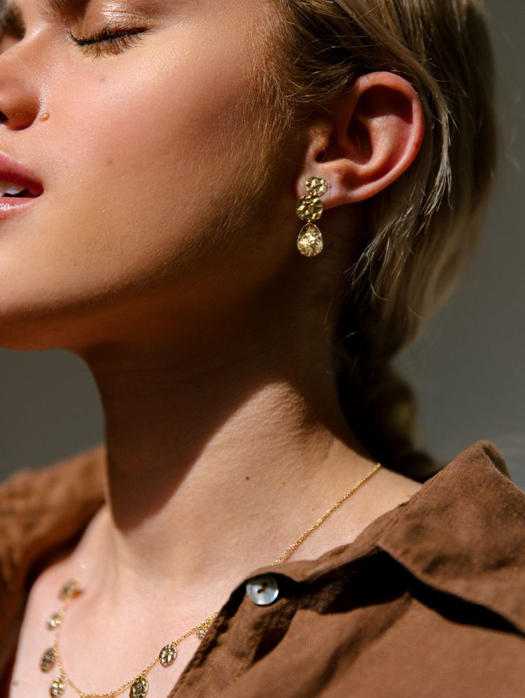 14K Gelbgold Collier mit gehämmerten Coins – Elegantes Schmuckstück für Damen