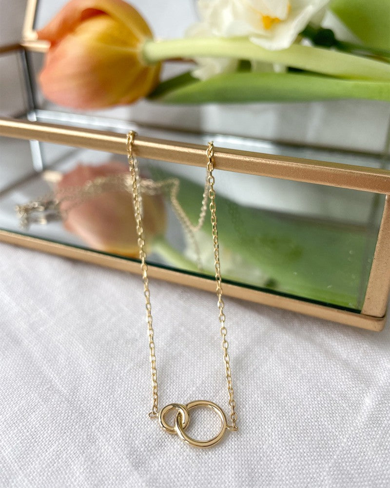 Goldhalskette mit geschliffener Ankerkette und verbundenen Kreisen – 14 Karat Eleganz für Damen