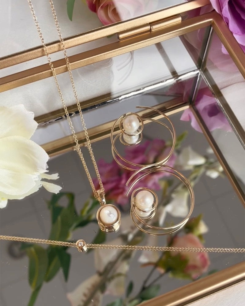 Gelbgoldcollier mit Ankerkette und cabochonförmigem Perlmuttanhänger - 14 Karat