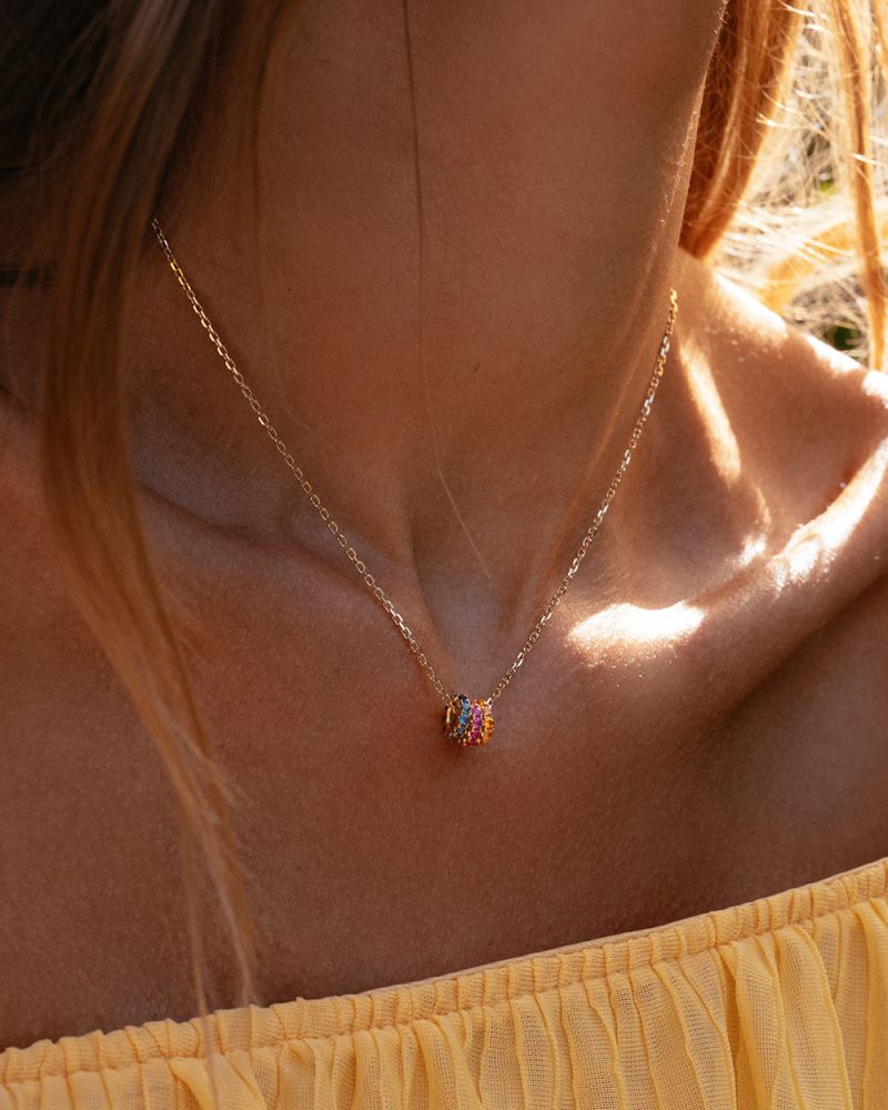 Verspieltes Gelbgold-Collier mit drei goldenen Anhängern und farbigen Saphiren im Farbverlauf – 14 Karat