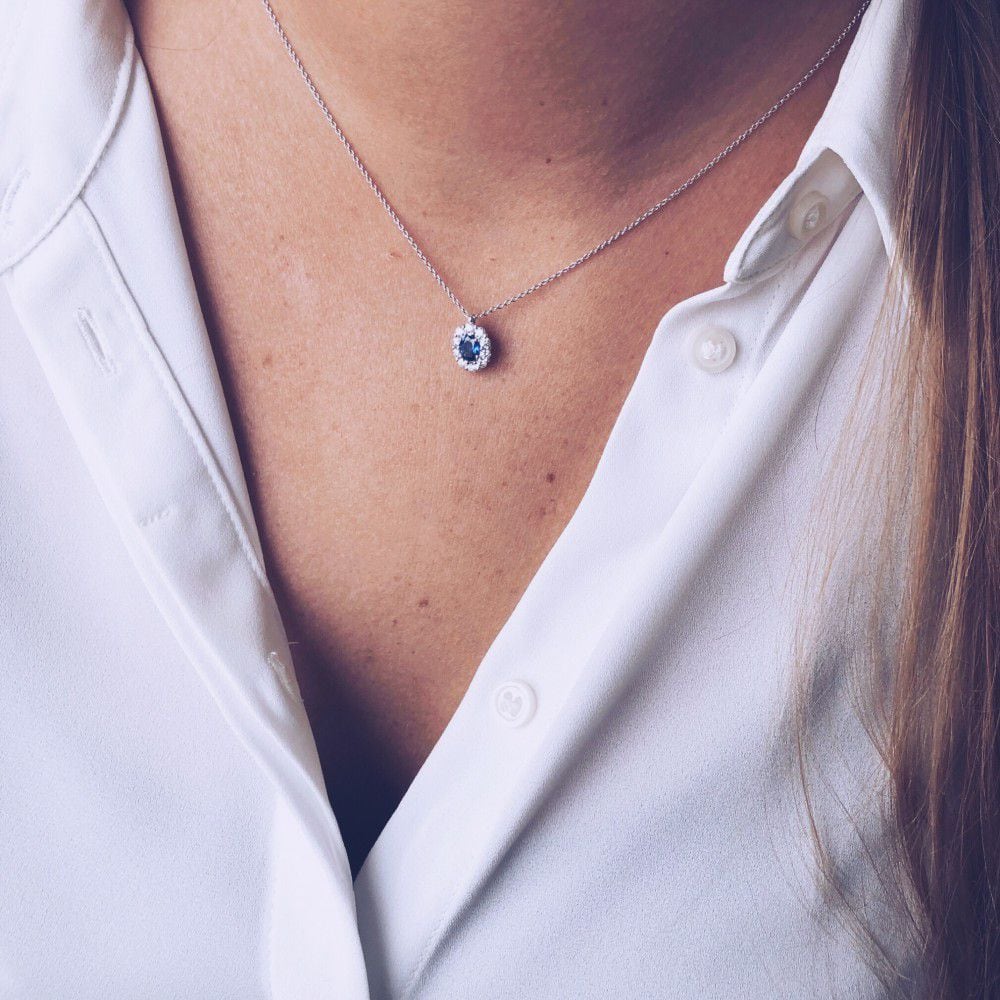 Weißgold-Collier mit Entourage-Anhänger und Saphir – 14 Karat