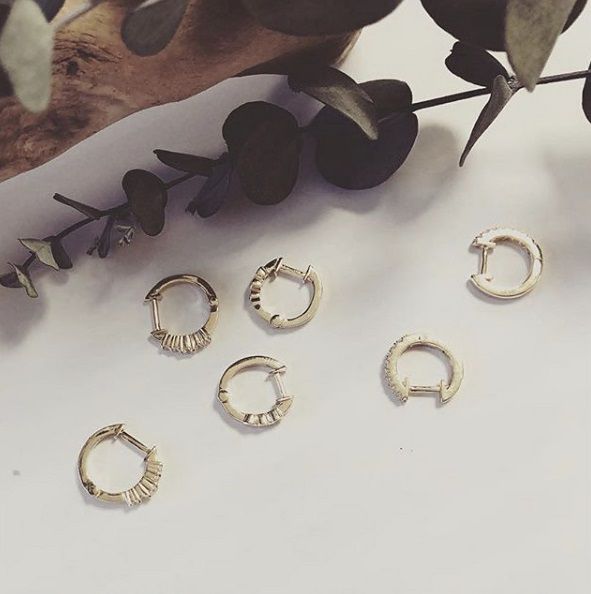 Elegante schmale Klappcreolen aus Gelbgold mit Zirkonia – dezenter Luxus für jeden Tag