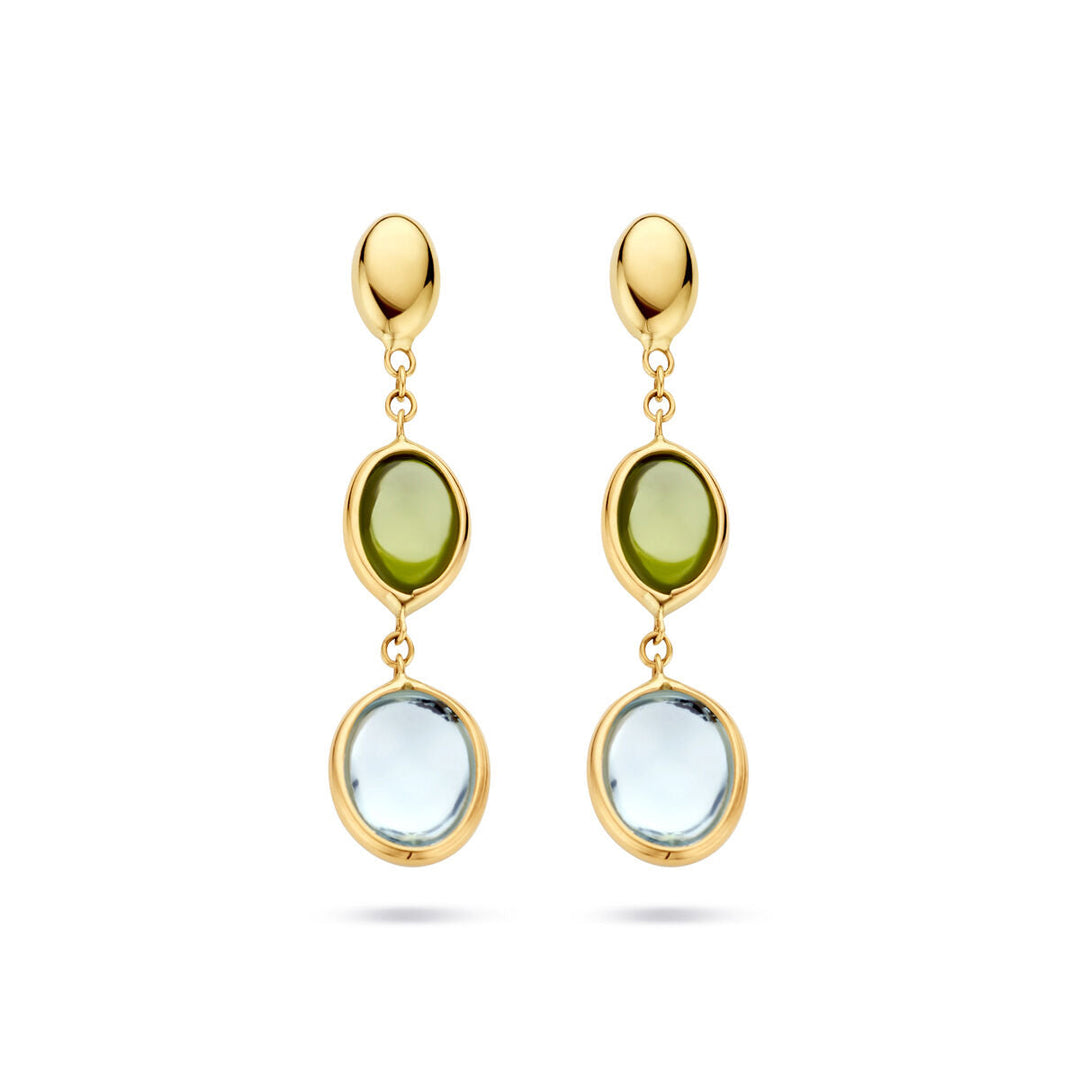 Oorhangers blauw topaas en peridot 14K geelgoud van Van der Kooij Collectie: paar 14k geelgouden oorhangers met ovale peridot in het midden en grote ovale blauwe topaas aan de onderkant, op een witte achtergrond.