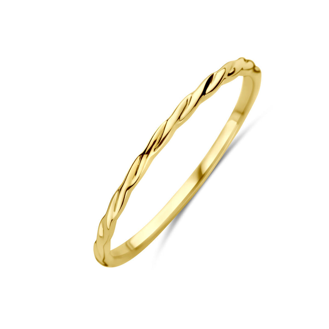 De ring gedraaid 14K geelgoud van de Van der Kooij Collectie is een subtiele, minimalistische ring met een dun gedraaid bandje, getoond op een witte achtergrond.