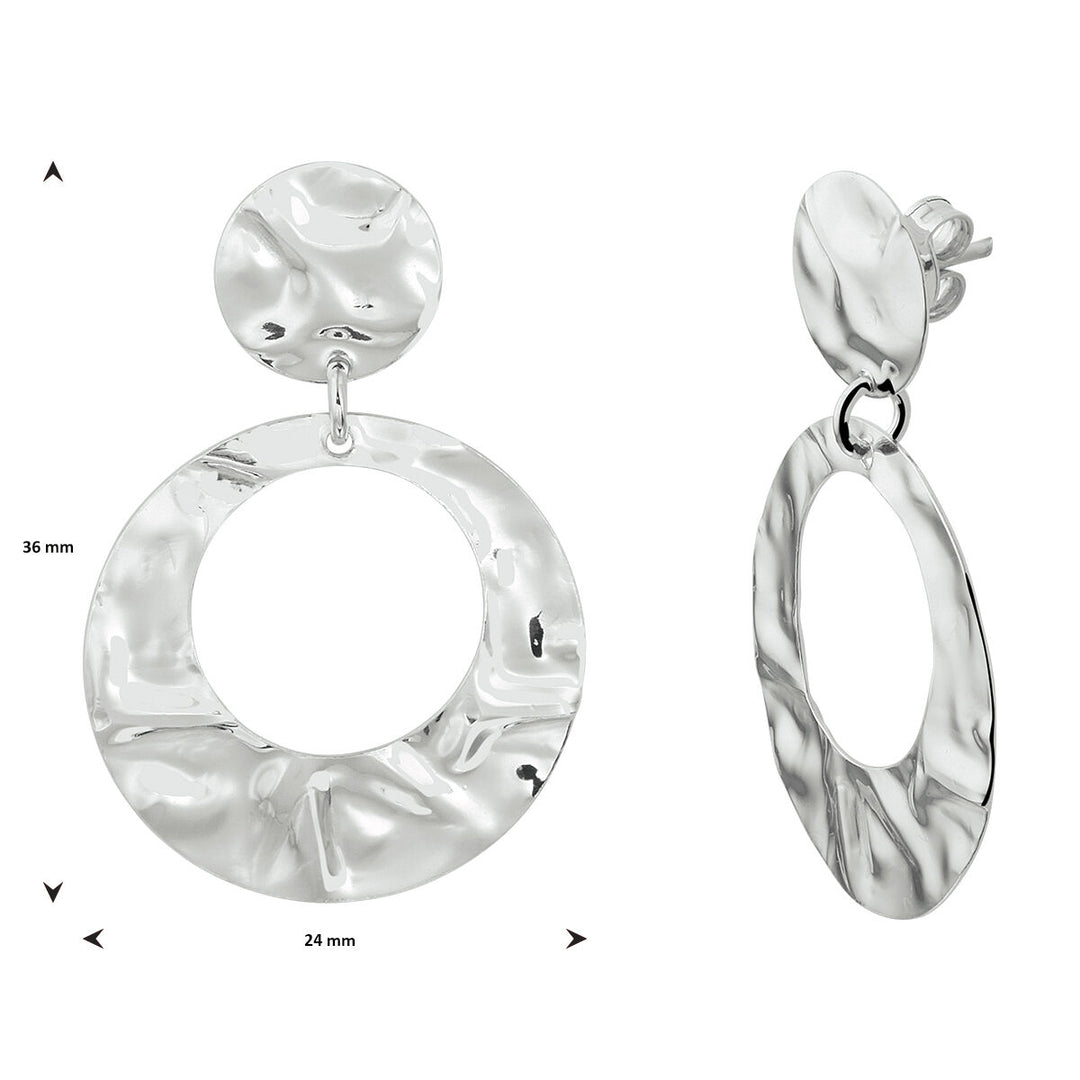 Van der Kooij Collectie oorhangers gehamerd zilver gerhodineerd, 36 mm hoog en 24 mm breed. Met ronde stud en grote open cirkelvormige hanger. Perfecte dames oorbellen voor elke look, getoond van voren en opzij.
