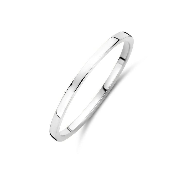 Een slanke 1,5 mm ring 14K witgoud van Van der Kooij Collectie, met een gladde, gepolijste afwerking tegen een witte achtergrond - een elegante keuze voor dames.