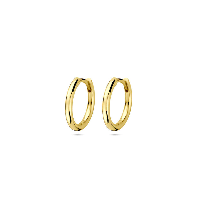 Een paar klapoorringen 1,8 mm buis in 14K geelgoud uit de Van der Kooij Collectie, afgebeeld tegen een effen witte achtergrond.