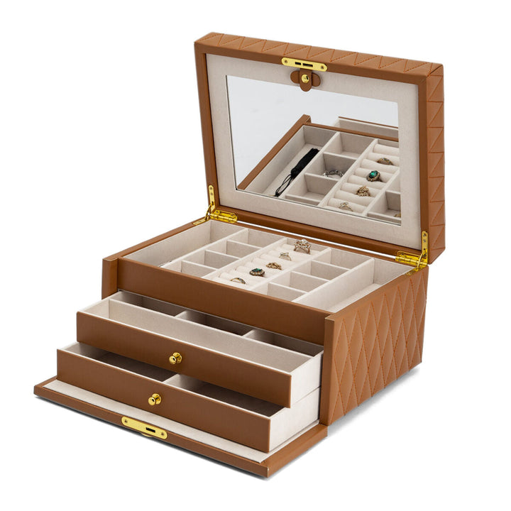 De Van der Kooij Collectie sieradendoos bruin toebehoren voor dames is open, waardoor de grote spiegeldeksel, verschillende vakken en twee uitschuifbare laden gevuld met ringen, armbanden en oorbellen zichtbaar zijn.