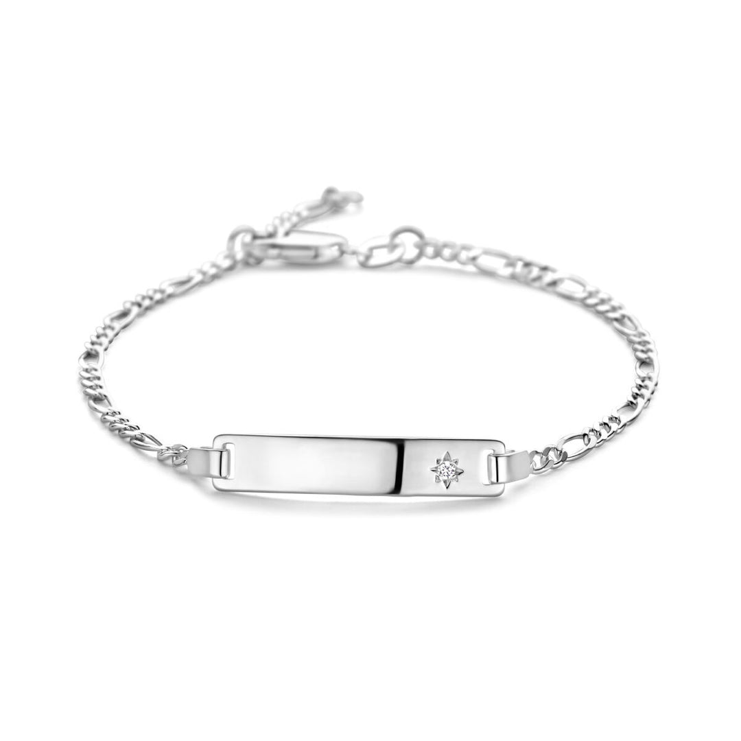 De "graveerarmband figaro zirkonia plaat 5,0 mm zilver wit" van de Van der Kooij Collectie is een zilveren armband met een vlakke rechthoekige plaat die ideaal is om te graveren. Het heeft een klein sterontwerp en een delicate schakelketting met een sluiting. De achtergrond is effen wit.
