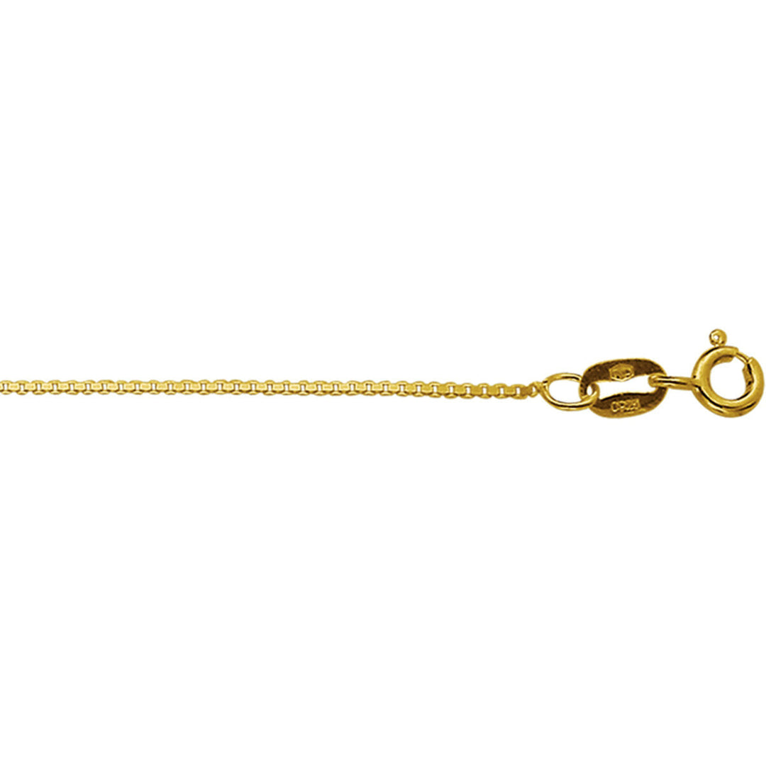 Een close-up van de Van der Kooij Collectie collier venetiaans 0,8 mm in 14K geelgoud, unisex met karabijnsluiting, horizontaal afgebeeld op een witte achtergrond - een verfijnde keuze voor elke sieradencollectie.