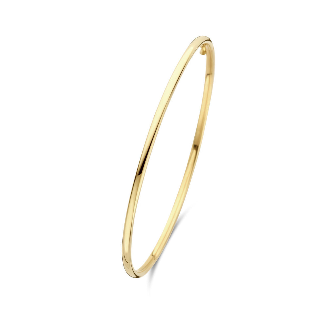 Een strakke 14K geelgouden bangle dop ronde buis 2,4 mm (60 x 52 mm) van Van der Kooij Collectie, met een gladde afwerking - perfect voor liefhebbers van minimalistische sieraden. Weergegeven op een effen witte achtergrond.